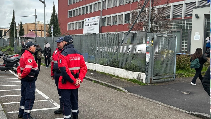 I volontari fuori dalla scuola