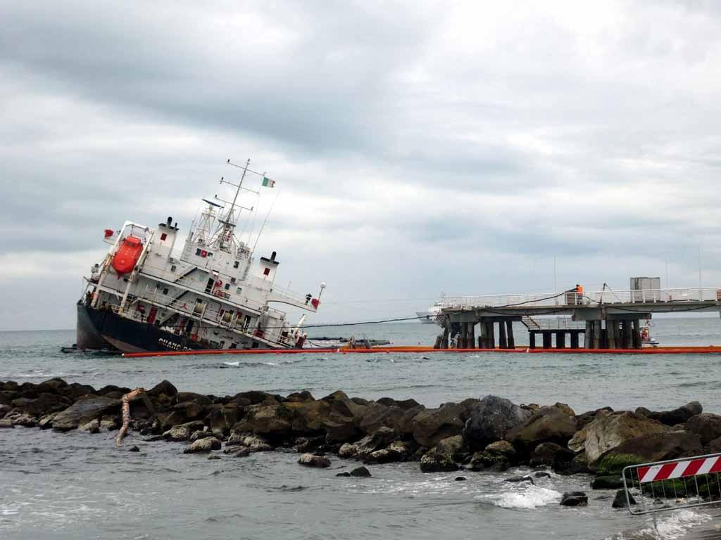 Nave naufragata, serbatoi quasi tutti svuotati. Nel mirino la stabilità del cargo