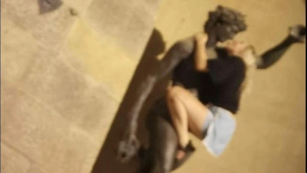 Firenze, turista si arrampica su statua Giambologna e mima atti sessuali