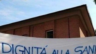 Uno degli striscioni di protesta appesi dal Comitato fuori dall’ex ospedale di Città della Pieve per chiedere maggiori servizi