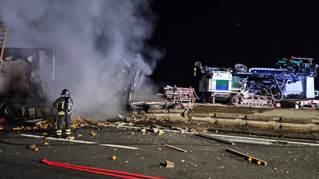 Inferno di fuoco e lamiere, A1 chiusa per una notte. Riaperto il tratto fra Arezzo e Monte San Savino