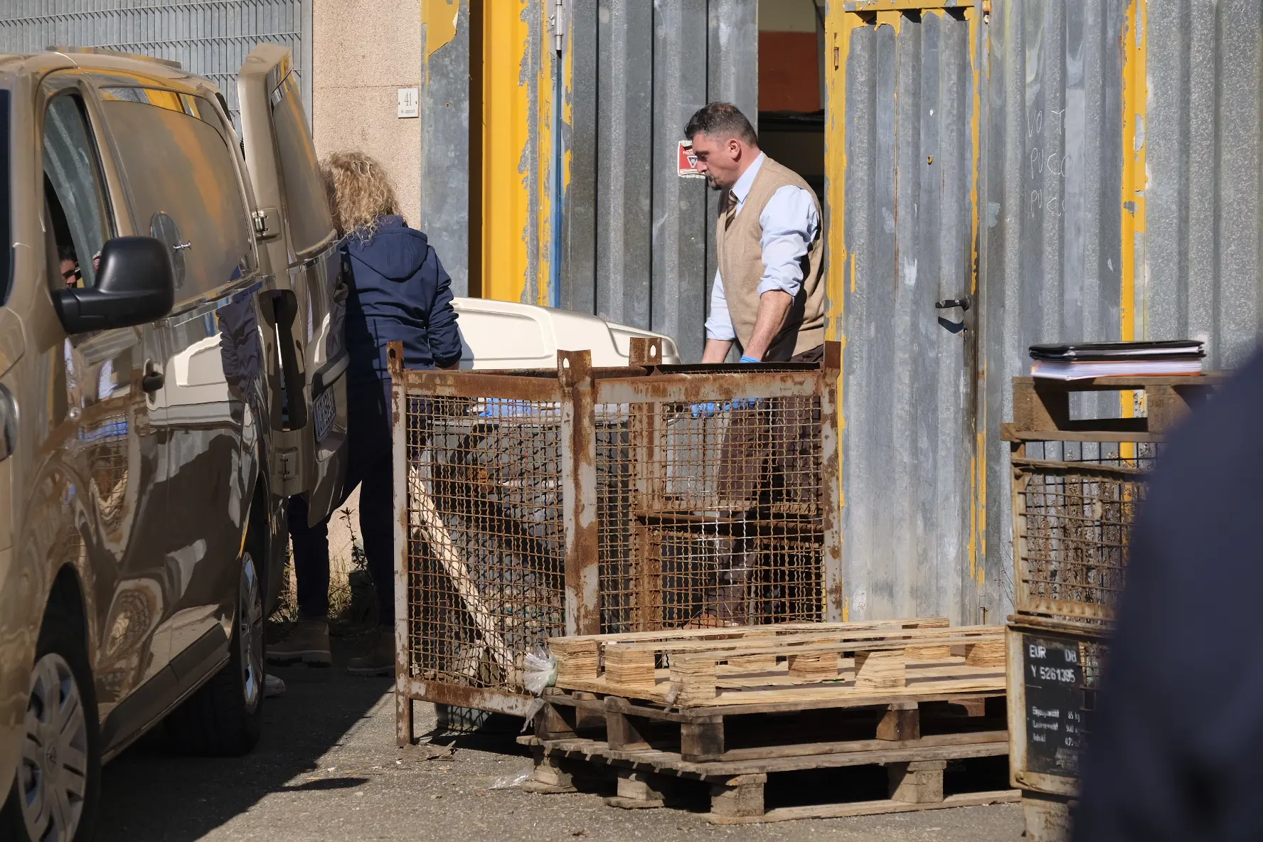 La tragedia sul lavoro: il tetto si sgretola e l’operaio precipita da dieci metri, muore a 67 anni