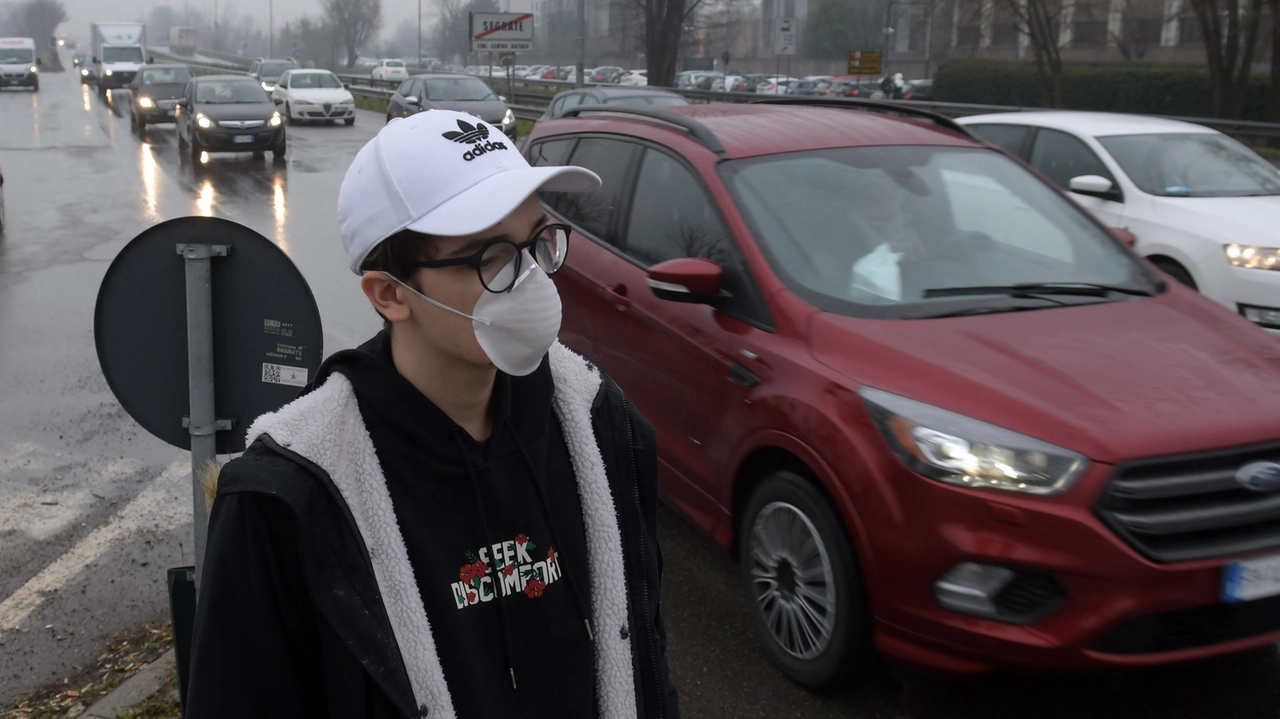 Un ragazzo con la mascherina per proteggersi dall’inquinamento del traffico (foto d’archivio)