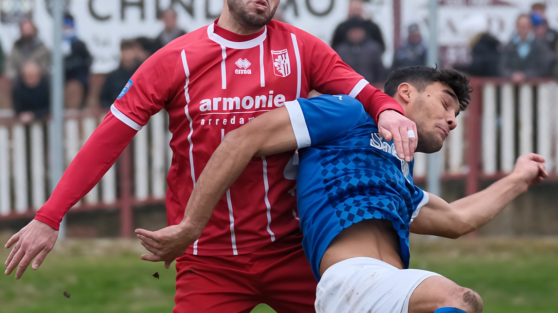 Il terranuovese Alessandro Bega, 29 anni, e il sangiovannese Nicholas Bocci, 21 anni, in uno scontro aereo durante il derby che si è giocato allo stadio Matteini