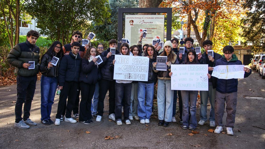 Empoli, aule gelate alle superiori. “In classe con il cappotto”. Gli studenti restano fuori