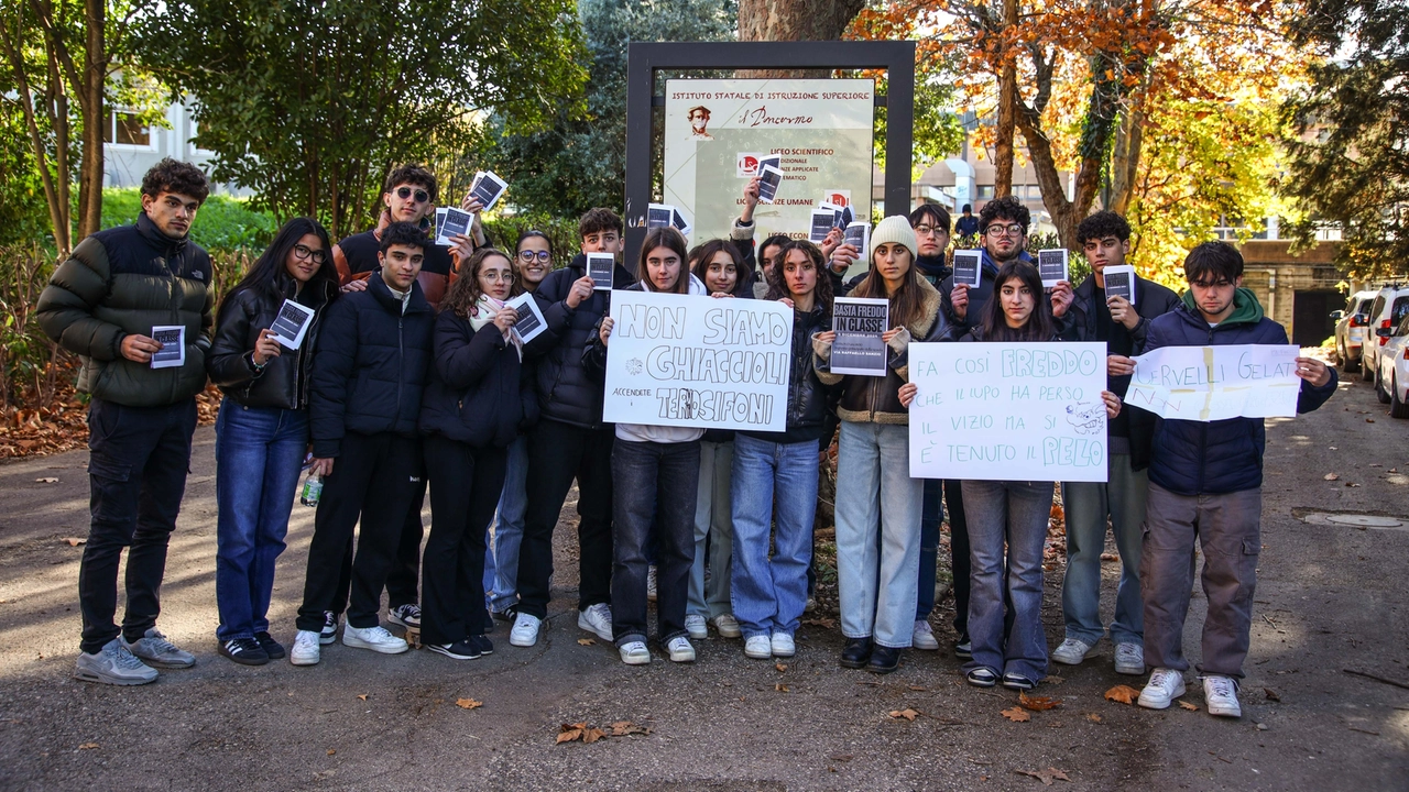 La classe 5B fuori dalla scuola in segno di protesta per il freddo in aula (Gasperini)