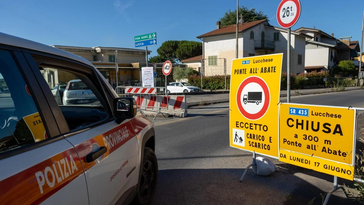 Traffico in tilt e crisi che morde: "Caos totale a Ponte all’Abate. Provincia e Comune intervengano"