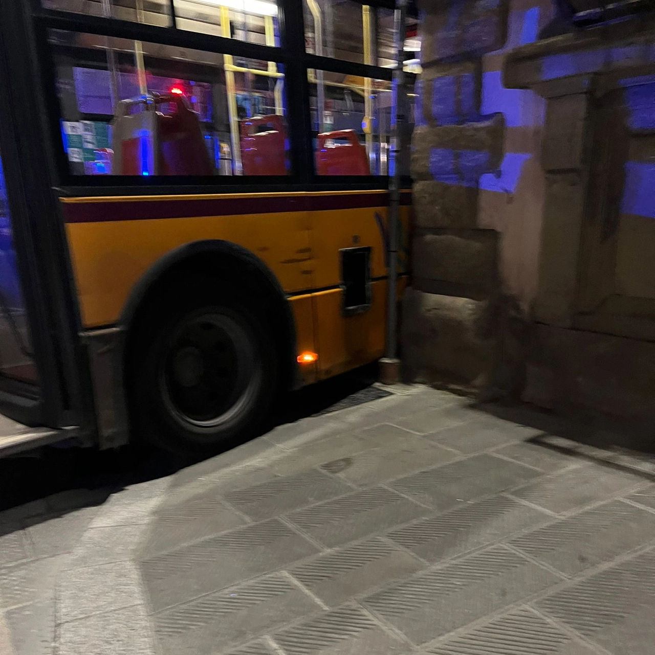 L'autobus incastrato in piazza San Marco