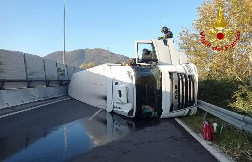 Impressionante incidente in autostrada, camion si ribalta su un fianco e blocca la corsia