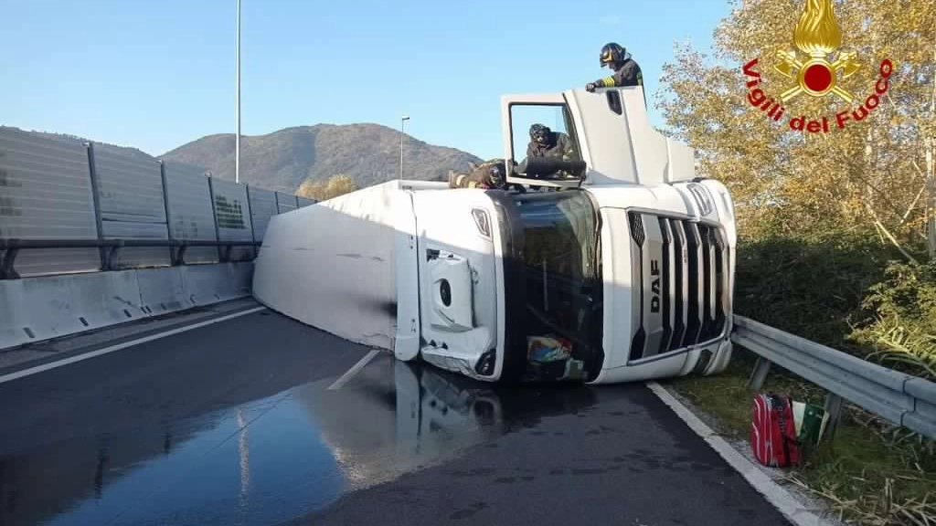 Il camion ribaltato in autostrada (Foto vigili del fuoco)