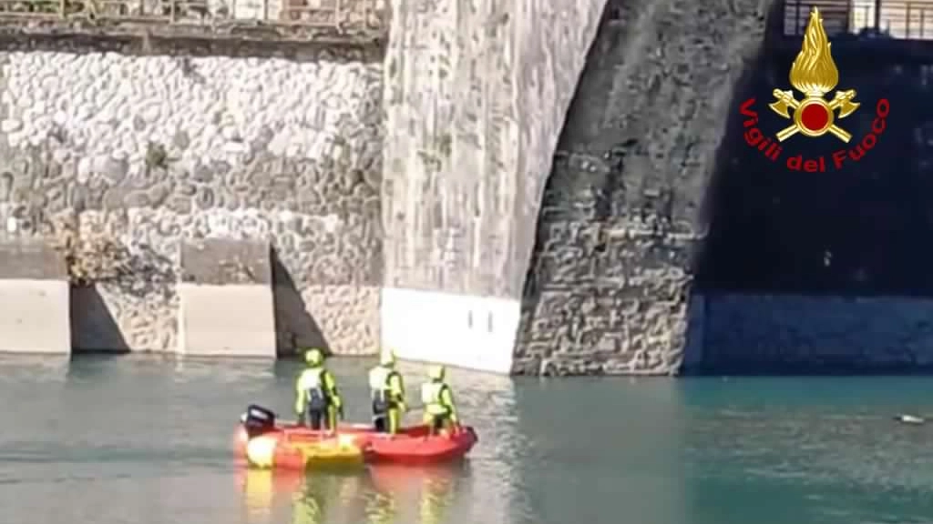 I vigili del fuoco impegnati nel recupero del corpo senza vita trovato nel fiume Serchio (Foto vigili del fuoco)