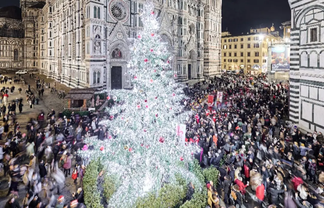 Natale a Firenze, il programma: alberi, proiezioni di luci, mercatini ed eventi in tutti i quartieri