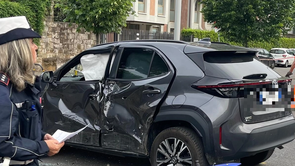 La scena dell'incidente: l'auto contro cui è andata a finire la moto (New Press Photo)