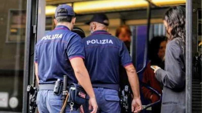 Agenti di polizia salgono sulla tramvia