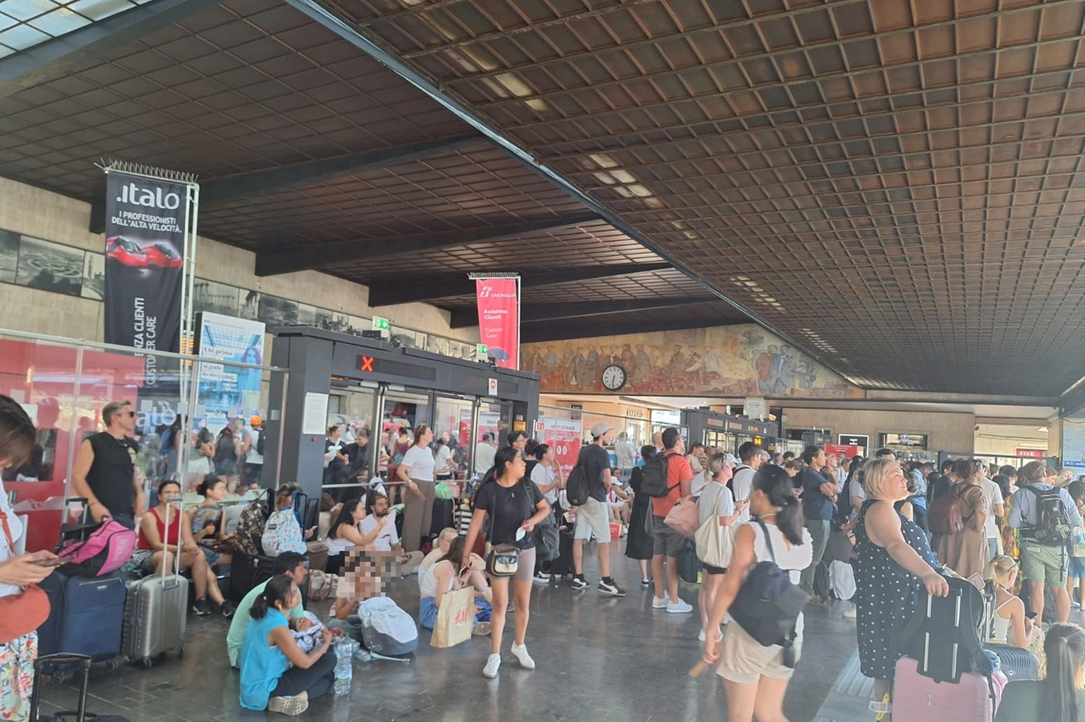 I viaggiatori in attesa alla Stazione Santa Maria Novella di Firenze