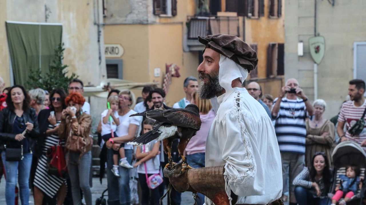 Sul Poggio Salamartano l’accampamento degli armigeri con spettacoli di combattimenti a colpi di spade: un tuffo nel Medioevo carico di emozioni