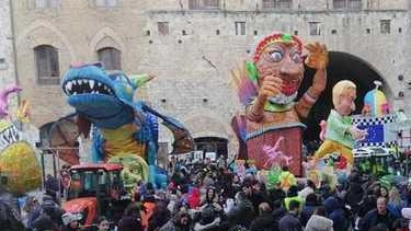 San Gimignano si è svegliata con musica, coriandoli e bombolette di schiuma. E’ suonata così la sveglia con il Carnevale...