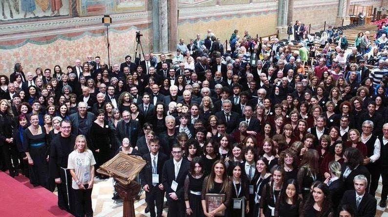 Undicesima edizione di "Assisi Pax Mundi": rassegna corale gratuita a Assisi fino a domenica, culmine con concerto eucaristico dedicato al Cantico delle Creature di San Francesco.