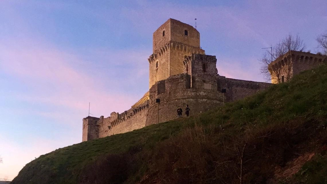 La Rocca maggiore, uno dei monumenti simbolo della città, visitato ogni anno da migliaia di persone, visibile anche da lontano...