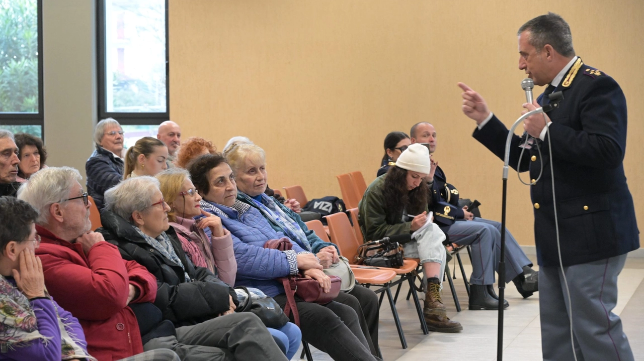 Il dottor Roberto Femia, dirigente delle volanti della Questura, mentre spiega le truffe più insidiose nell'oratorio Sant'Anna a Lucca (Foto Alcide)