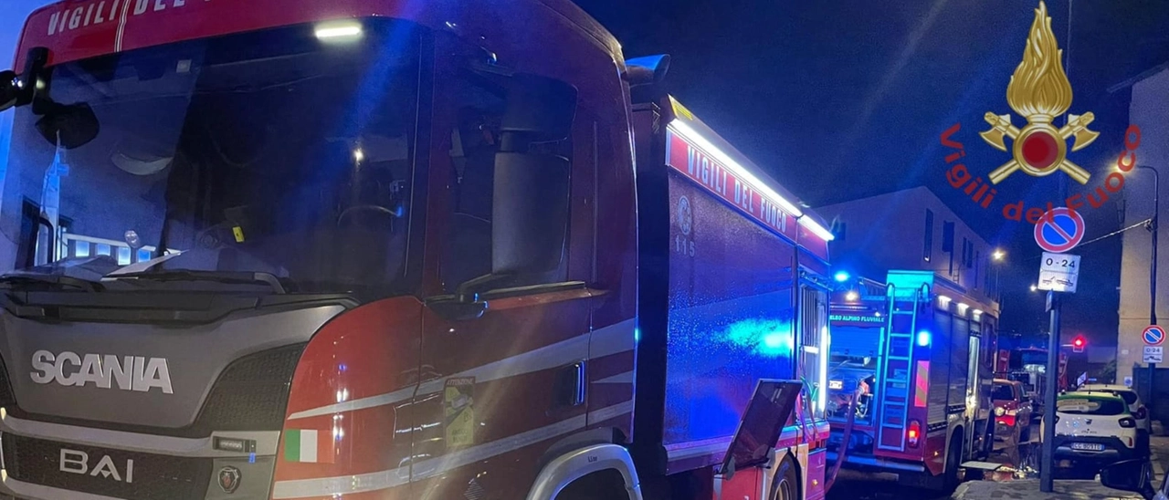 Camion fa manovra e urta una tubazione: fuga di gas in strada, arrivano i vigili del fuoco