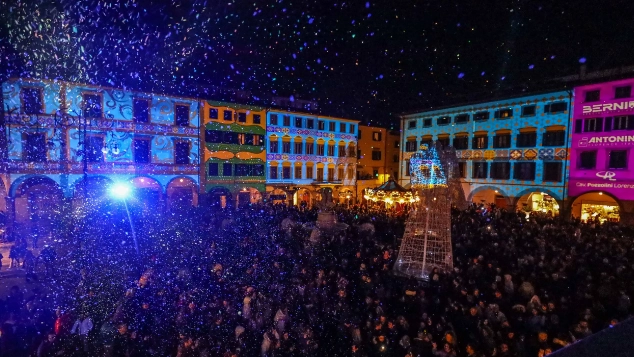 Al via la settima edizione: tante novità e sedici installazioni in strade e piazze. Più spazio ai mercatini di prodotti artigianali che saranno ancora più centrali. Addio alla ruota panoramica, arrivano una nuova giostra e un ascensore magico