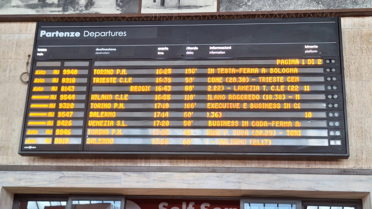 I treni in ritardo alle ore 18:09 nel tabellone della Stazione Santa Maria Novella di Firenze