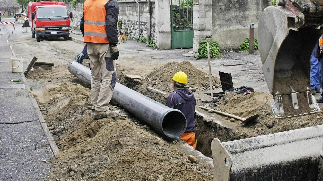 Realizzata la rotatoria provvisoria in fondo a viale Marconi procedono i lavori di messa in sicurezza, adeguamento della carreggiata e...