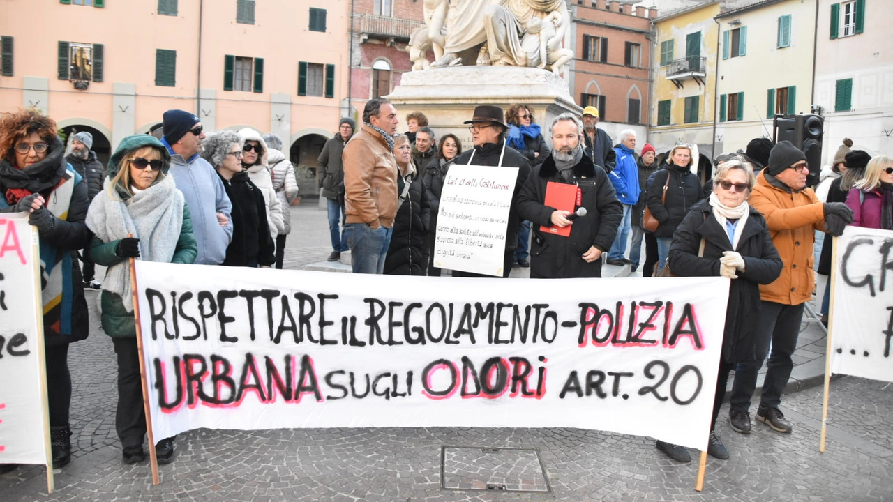 Un momento della manifestazione di cittadini e comitati in piazza Dante (foto Aprili)