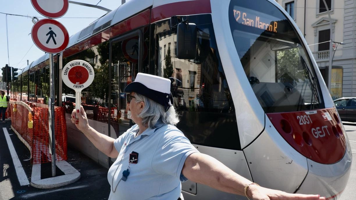 Ore 10,45: Sirio si mette in moto. Selfie e applausi in piazza San Marco. Il tram è in centro dopo 66 anni