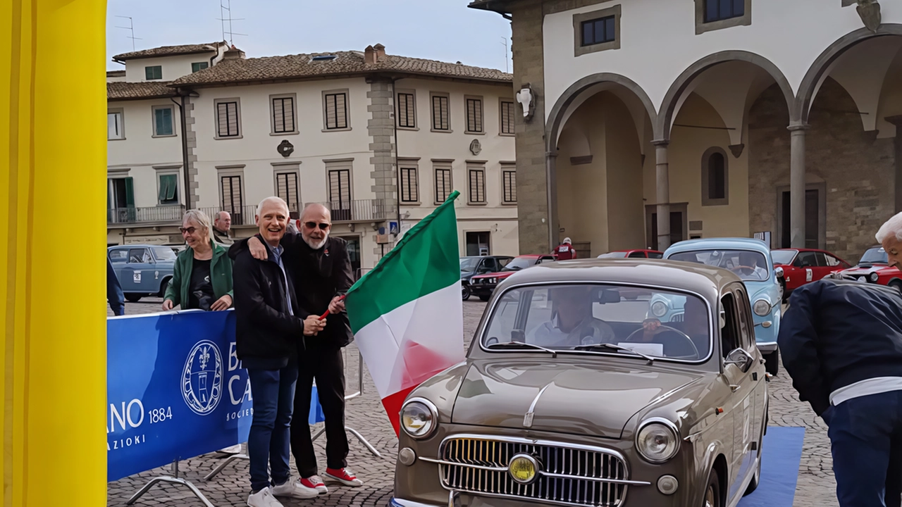 Una partenza del rally che ha visto protagoniste le auto d’epoca in occasione delle iniziative della 98ª Festa dell’Uva