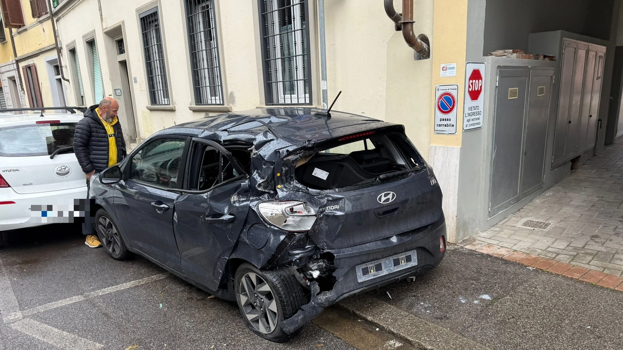 L'auto danneggiata nell'incidente di via delle Gore (foto Germogli)