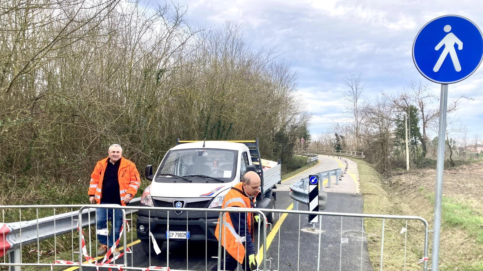 Ponte sull’Era, camion resta bloccato e scoppia una nuova polemica