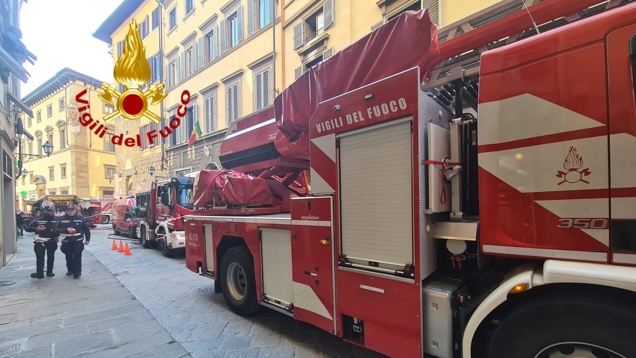 Fiamme in appartamento in centro a Firenze: vigili del fuoco in azione