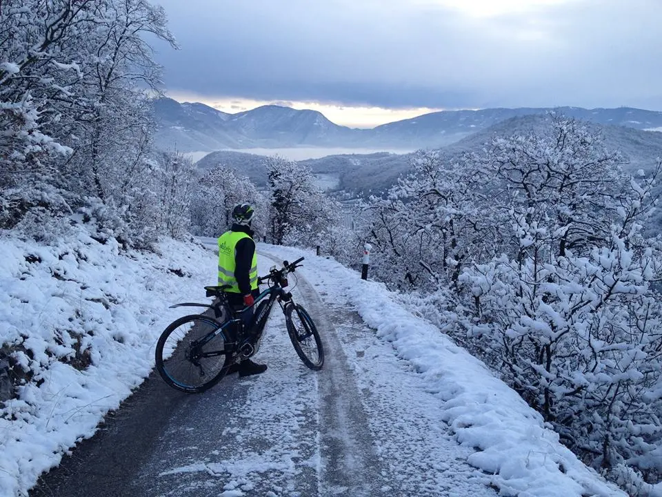 Vento, grandine e pioggia, ma la neve si inginocchia solo davanti ai monasteri