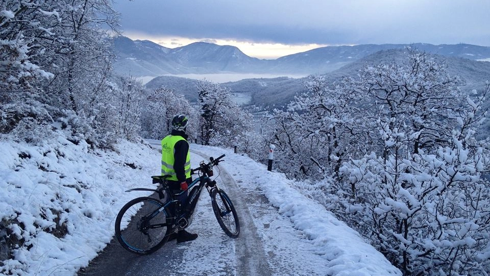 Vento, grandine e pioggia, ma la neve si inginocchia solo davanti ai monasteri