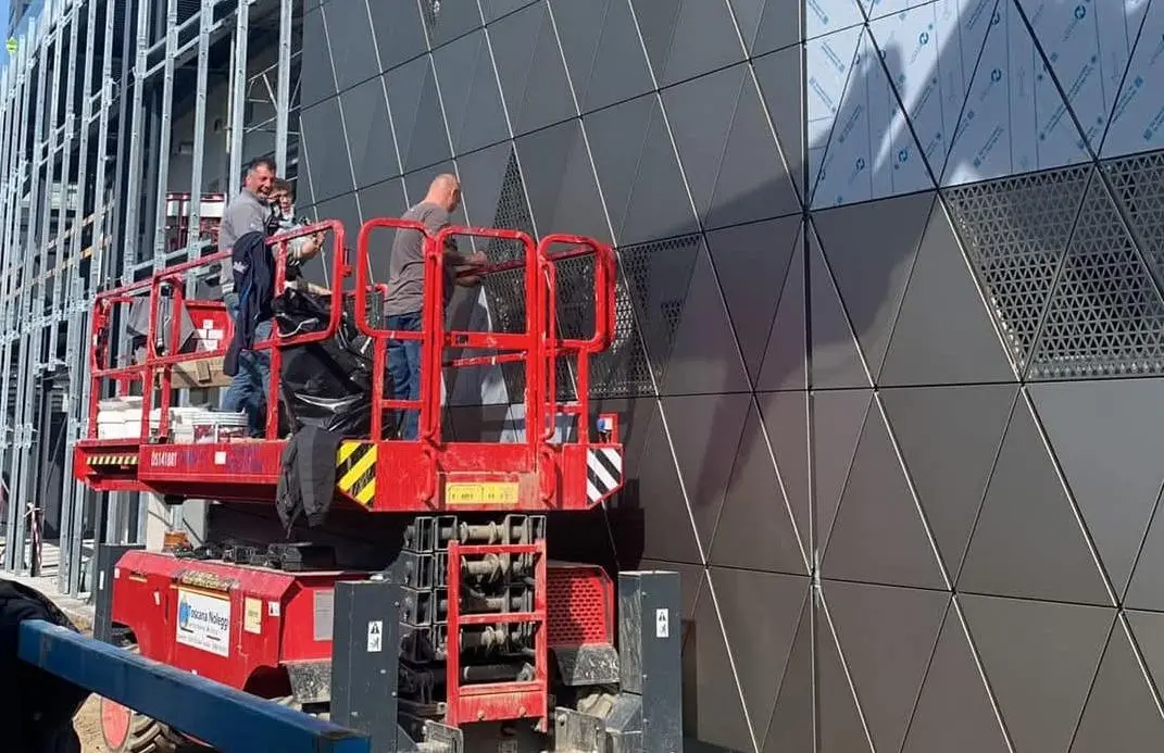 Il nuovo stadio dei Pini. Montati i pannelli esterni