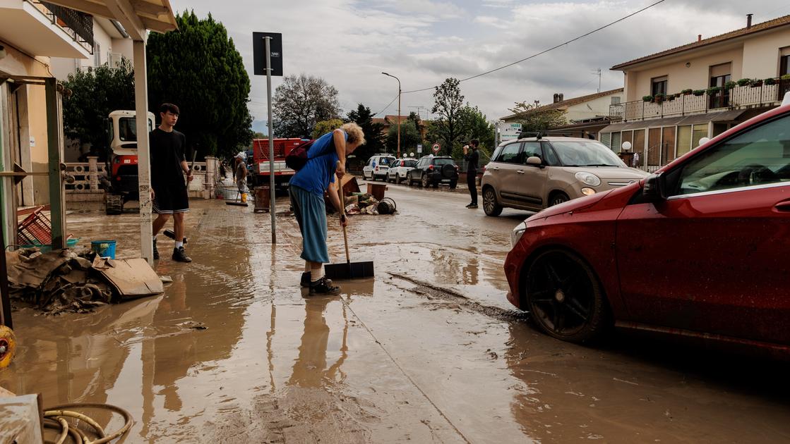 La strada come un fiume, terrore per una famiglia intrappolata nell’auto. “Case invase dal fango”