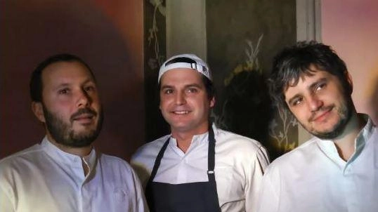 I tre grandi chef del ristorante stupiscono il mondo della gastronomia "Facciamo un passo indietro per farne due avanti in futuro. Vogliamo riavvicinarci alla gente e ritrovare la nostra identità".