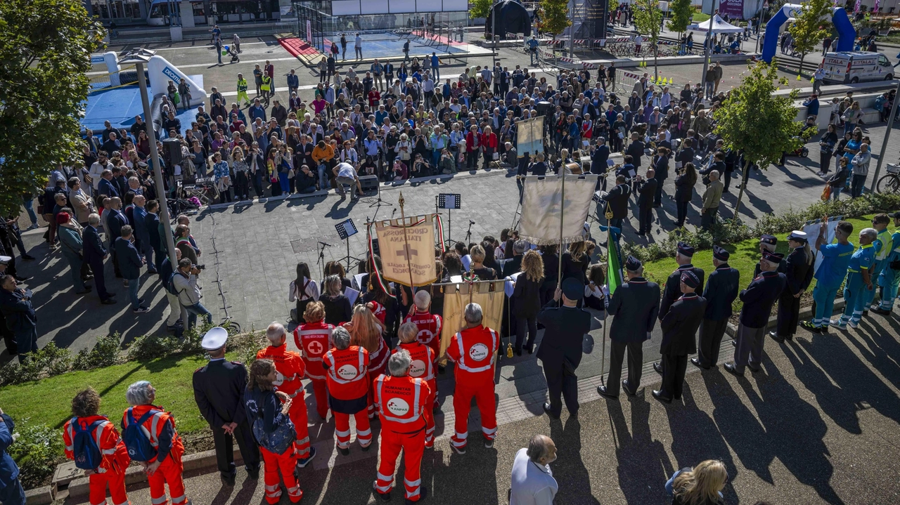 Il momento dell’inaugurazione in piazza della Resistenza (foto Germogli)