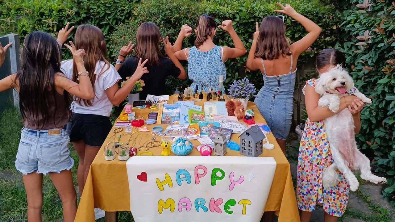 Il mercatino dei bambini allestito nei giorni scorsi ai laghi Braccini di Pontedera. Il ricavato. è andato a un canile di Cascina