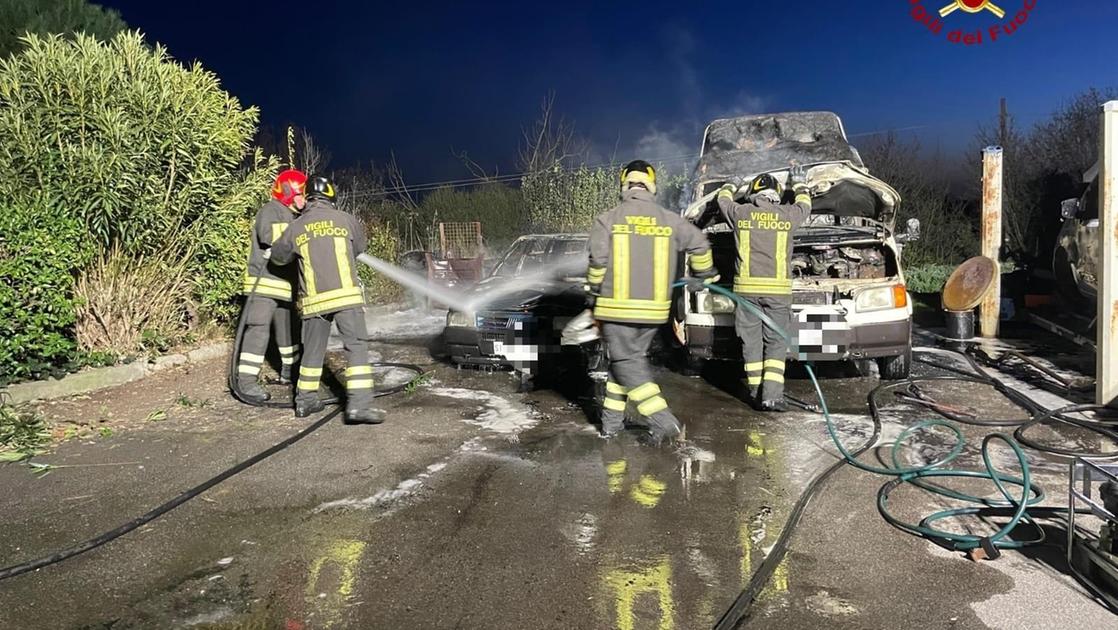 Incendio nell’area di sosta del distributore di carburante, tre veicoli distrutti