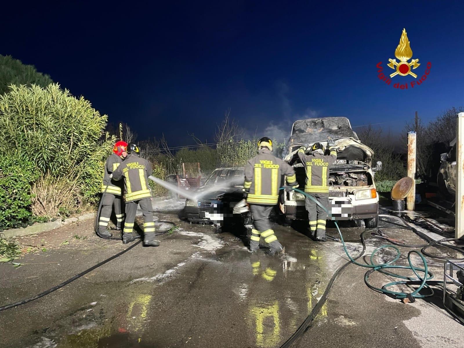 Incendio nell’area di sosta del distributore di carburante, tre veicoli distrutti