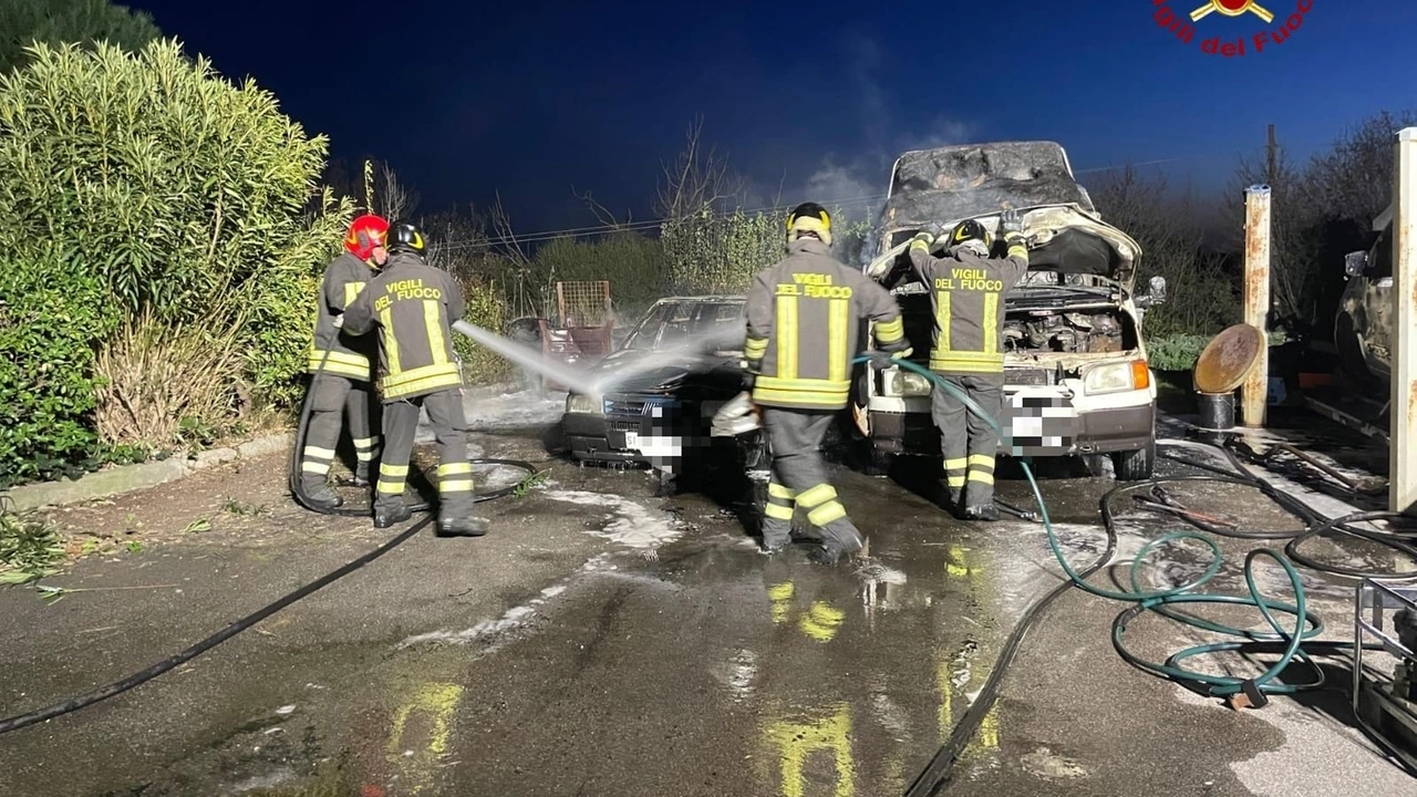 L'incendio dei veicoli nell'area di sosta e l'intervento dei vigili del fuoco