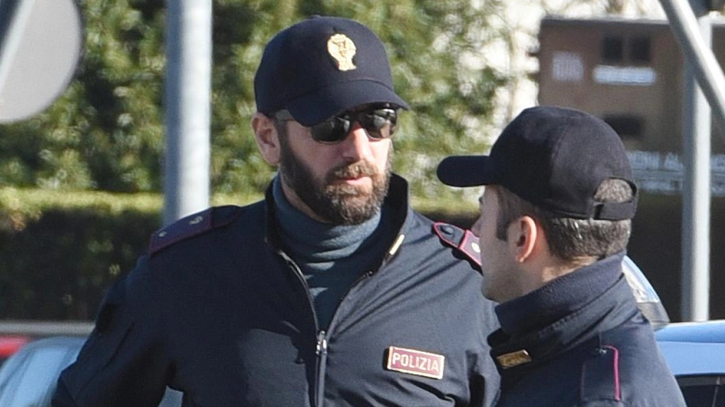 Sul. posto è intervenuta la polizia che ha trovato l’uomo ancora con l’ombrello in mano