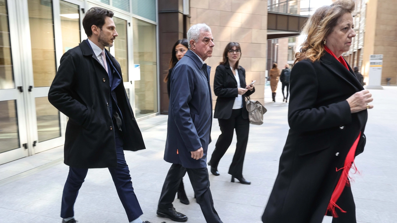 Al centro, Mauro Moretti, in tribunale a Firenze per il processo di appello ter per la strage di Viareggio (Giuseppe Cabras/New Press Photo)