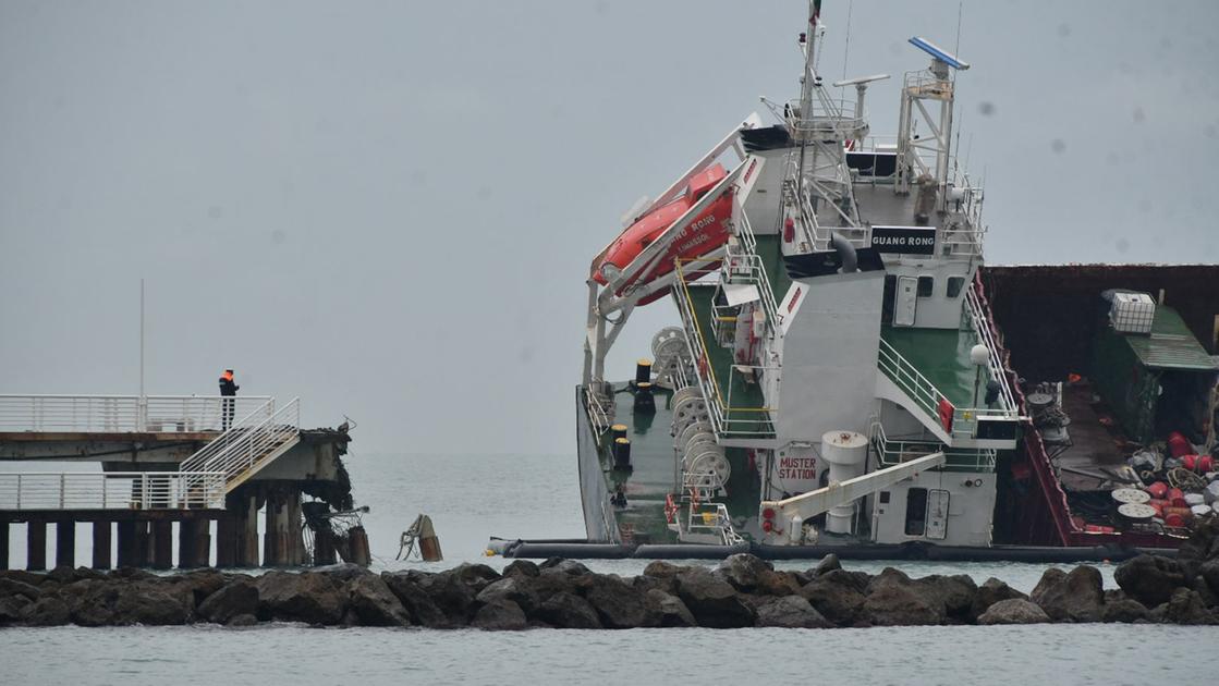 Nave incagliata a Marina di Massa, interrotta l’ispezione dei sub: scarsa visibilità