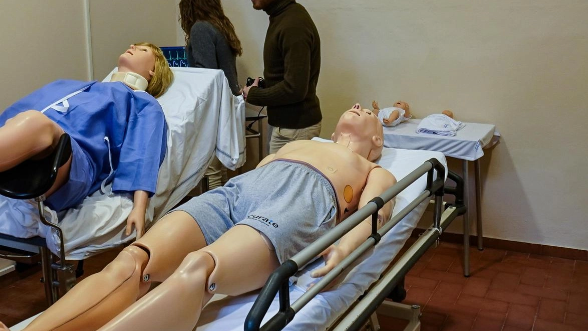 I moderni manichini che serviranno per il personale medico (Foto Borghesi)