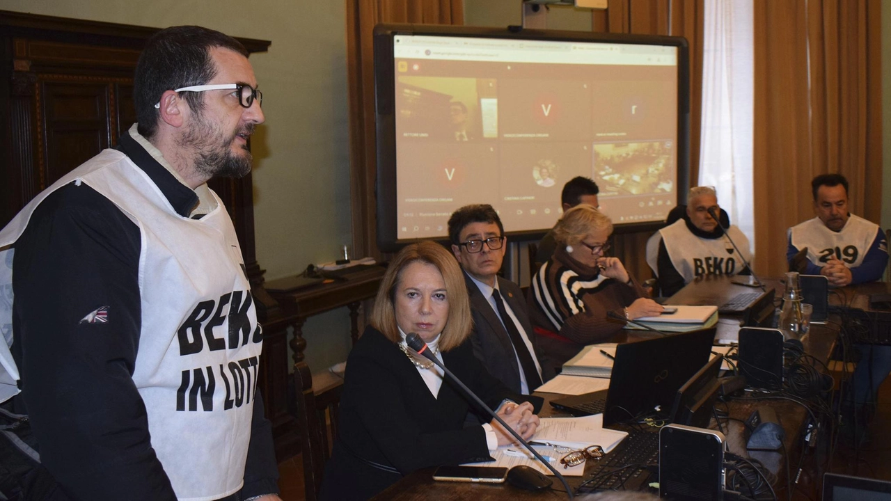 I lavoratori Beko parlano in apertura della seduta del Senato accademico