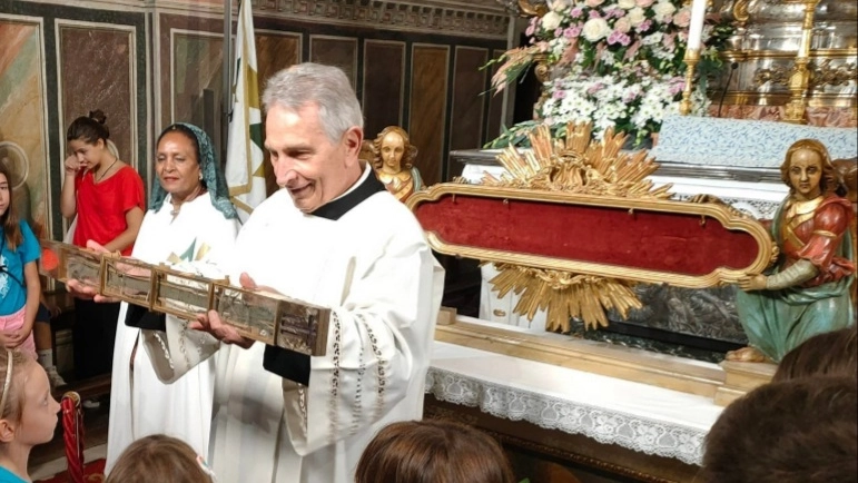 Il canonico Pelagatti mostra la Sacra Cintola ai bambini